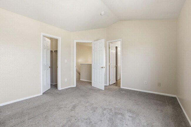 Building Photo - $2,735.95 - 3 Bed, 2.5 Bath Townhome in Aurora with In Unit Laundry!