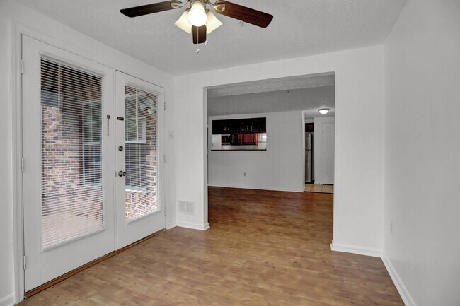 Building Photo - Large 2 Bedroom 2 Bath Ground Floor Condo ...