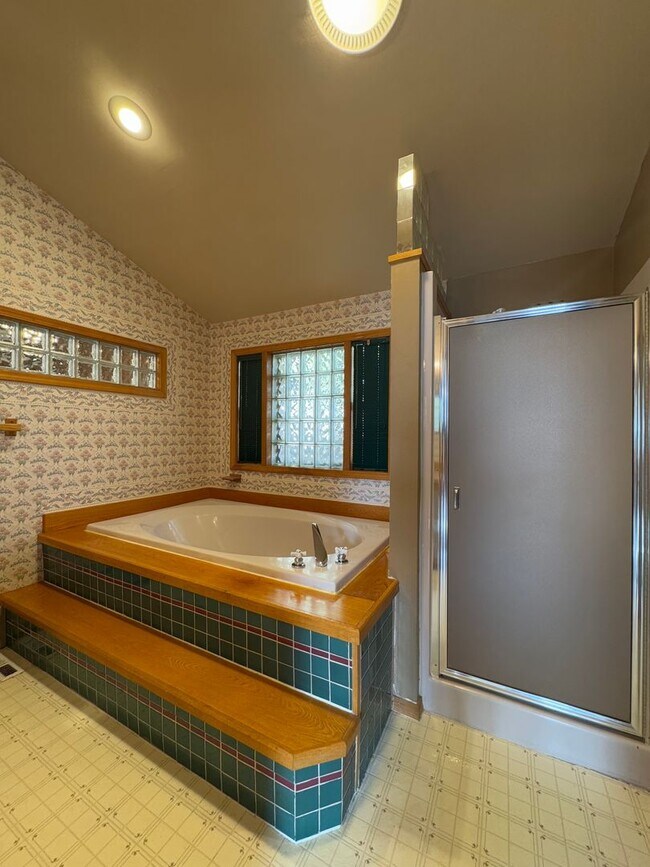 Building Photo - Spacious 6 Bedroom, 3 Bathroom Home Near CWU