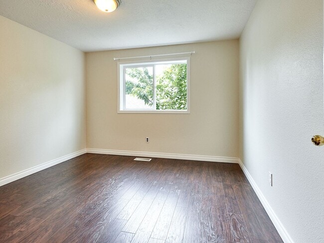 Building Photo - 3 bed, 2 bath single-level home in South Salem