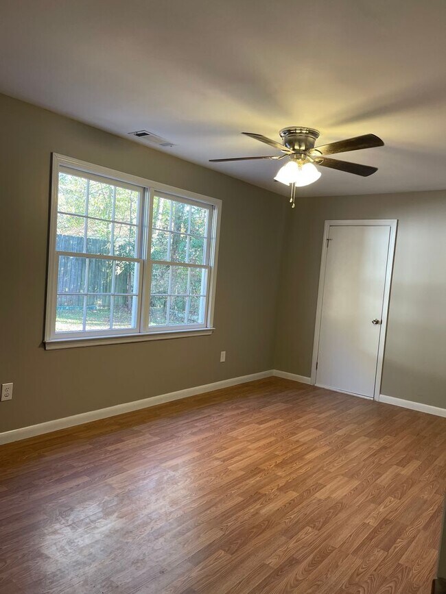 Building Photo - Beautifully renovated Normaltown 3/2 Home with fenced in front yard! Water, trash, and lawncare i...