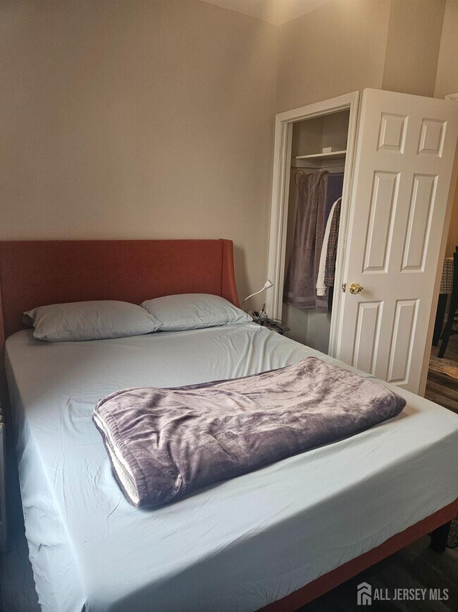 Building Photo - 421 River Dr