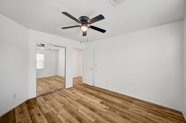 Building Photo - Stunning 4 Bed 2.5 Bath!