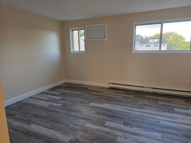 Building Photo - 552 Shennecossett Rd