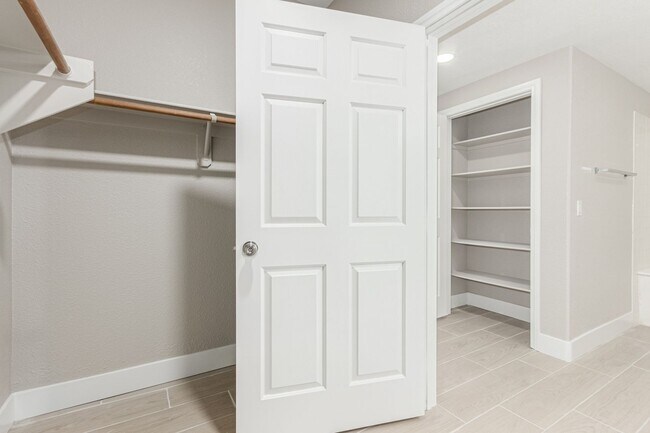 Building Photo - Upgraded 2 Bed 2 Bath with attached 1 Car ...
