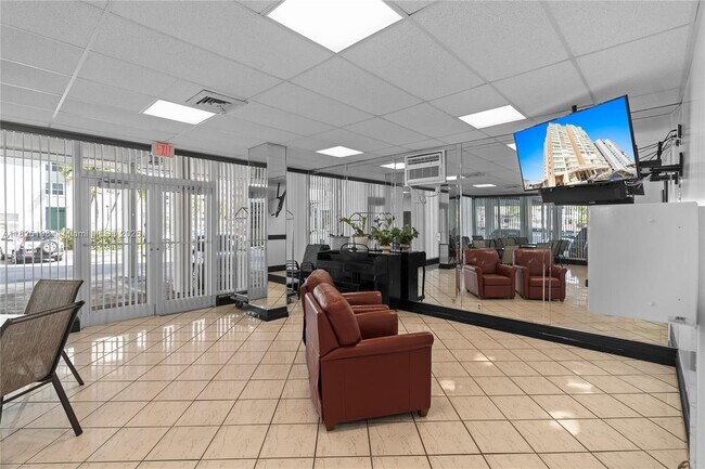 Building Photo - 1410 S Ocean Dr