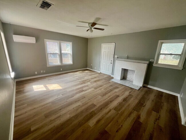 Building Photo - Great 3 Bedroom 1 bathroom house close to ...