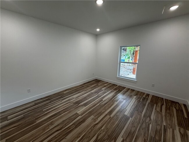 Building Photo - 916 N Sang Ave