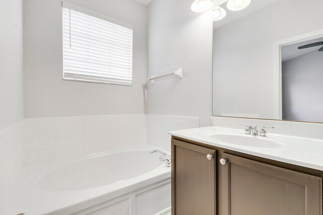 Building Photo - 107 Pond Apple Ln