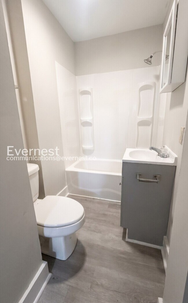 Building Photo - 2 Bed, 1 Bath Home with Off-Street Parking / Vouchers Accepted / Available Now!