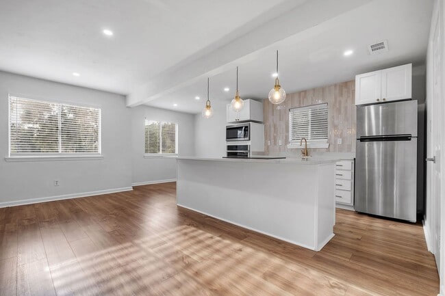 Building Photo - Completely renovated 2/1 on Golf Course!