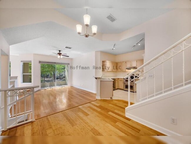 Building Photo - Condo on desirable Harbour Island