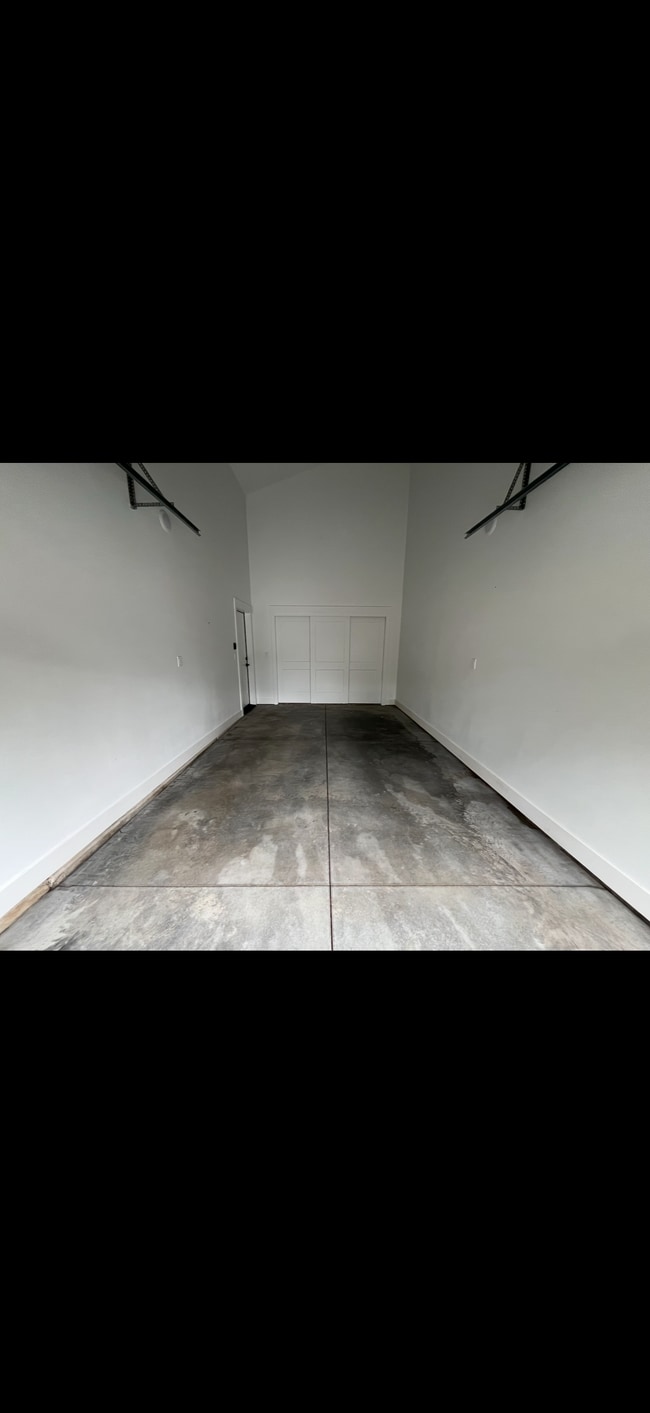 Building Photo - 320 E Golf Pl