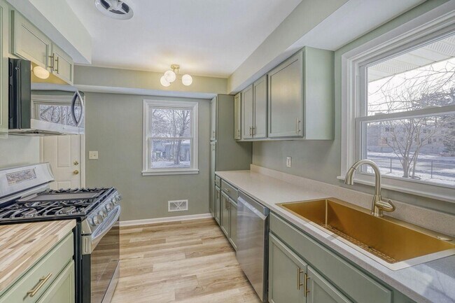 Building Photo - 6300 Quebec Ave N