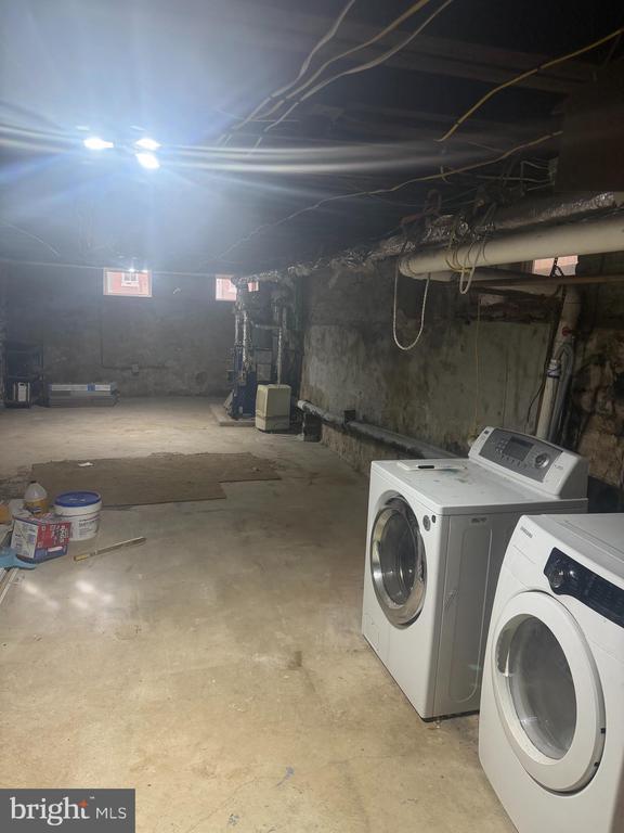 Building Photo - 641 Astor St