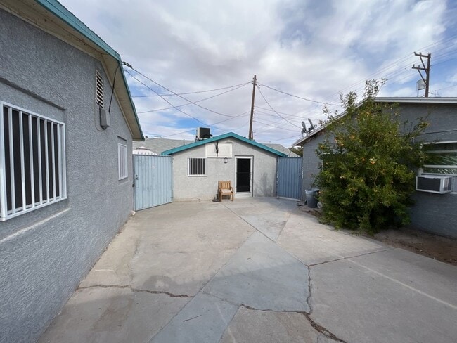 Building Photo - ALL UTILITIES INCLUDED STUDIO CENTRALLY LO...