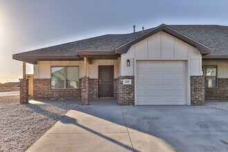 Building Photo - Luxurious Townhome Located In Lincoln 16!