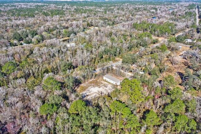 Building Photo - Huge 5 Bedroom 3 Bathroom Hastings Home Located w/ 1 Acre