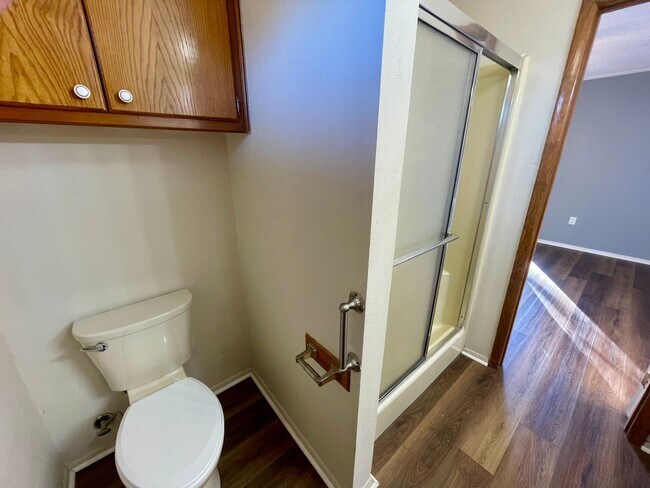 Building Photo - 3/2 on 5 Acres!