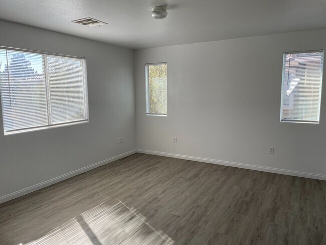 Building Photo - Cozy 3 Bedroom Home With Huge Bark Yard