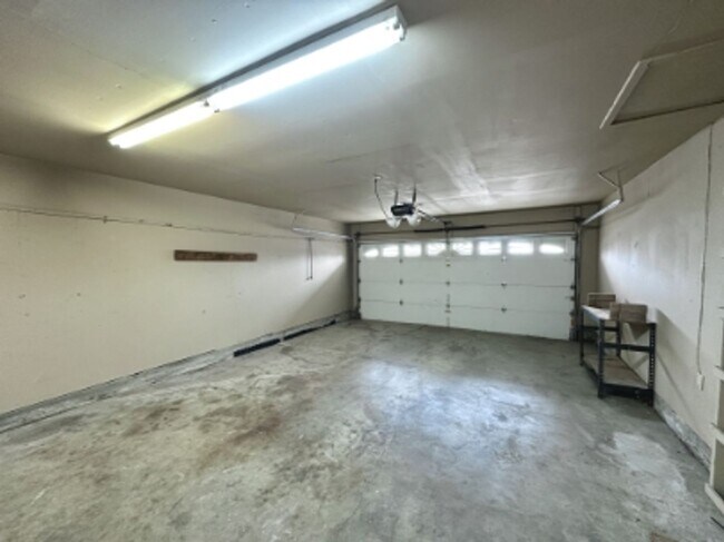 Building Photo - 4 bedroom