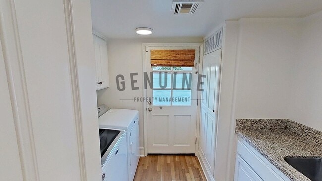 Building Photo - Beautiful Two-Level 5Bd 3.5Ba Home in Newport Beach