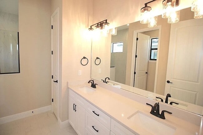 Building Photo - Coastal Living in Marina del Palma?!