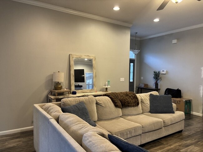 Building Photo - Gorgeous 3 Bedroom 2 Bathroom House!