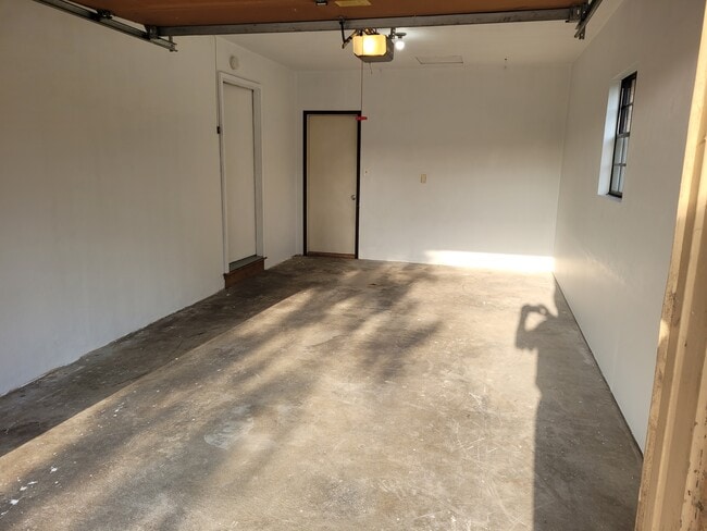 Building Photo - 625 Shabin Dr