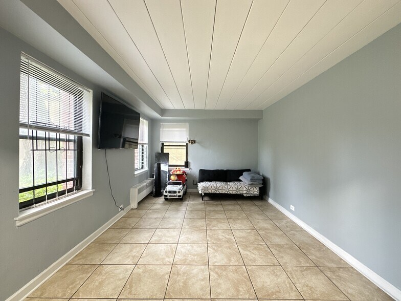 Building Photo - 1360 W Touhy Ave