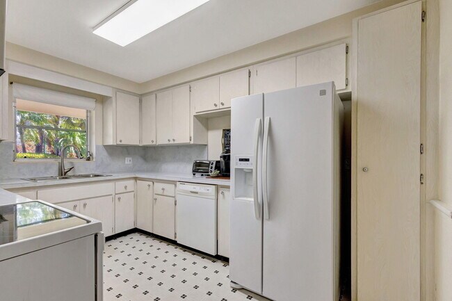 Building Photo - 124 Sandal Ln