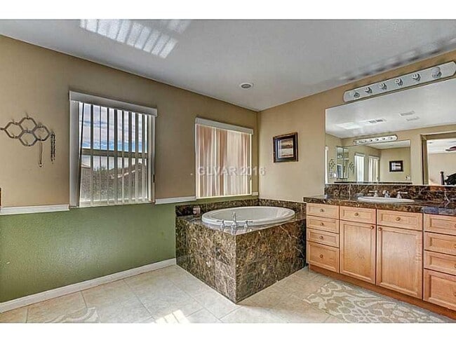 Building Photo - Stunning & Spacious Home with Park Views and Pool!