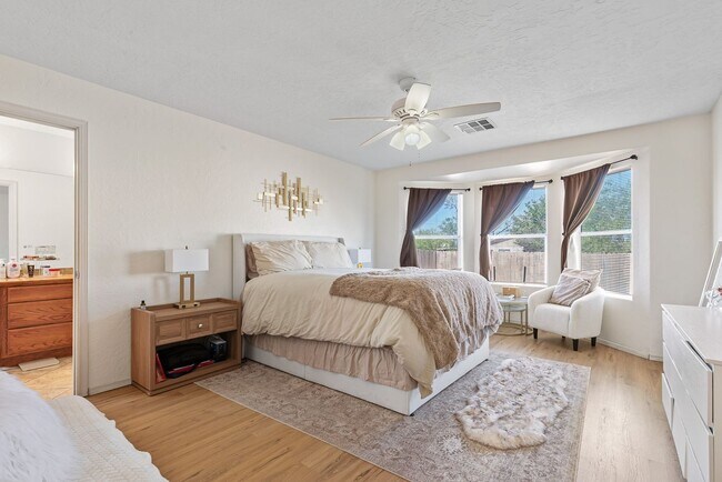 Building Photo - Conveniently located 3 Bedroom with 2 Car Garage