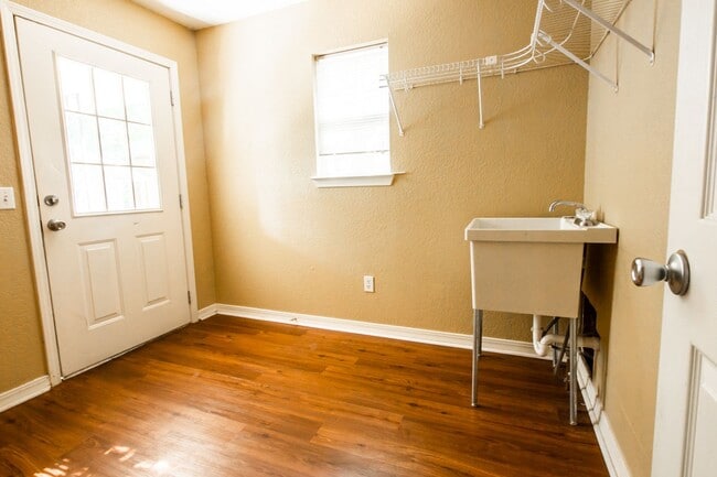 Building Photo - Great House in Perfect Location