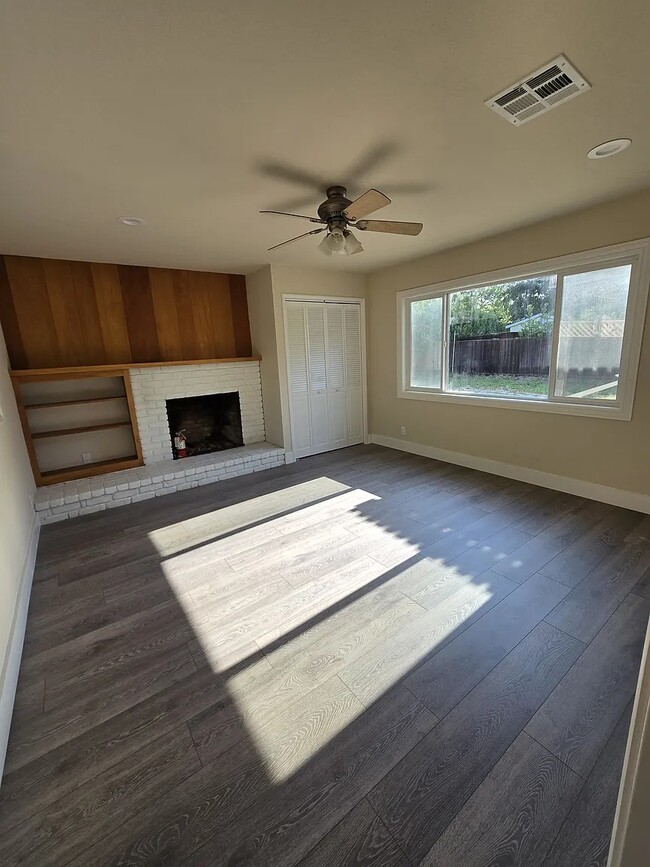 Building Photo - 934 Juanita Dr