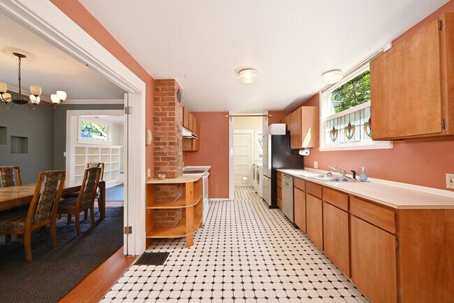 Building Photo - Charming & Spacious 4-Square 3 BR/1.75 BA ...