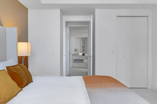 Building Photo - 4011 S Ocean Dr