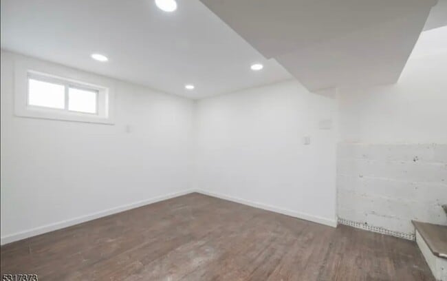 Building Photo - 40 Warman St