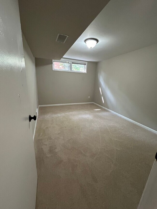 Building Photo - 5 bed 2 bath House in a quiet neighborhood