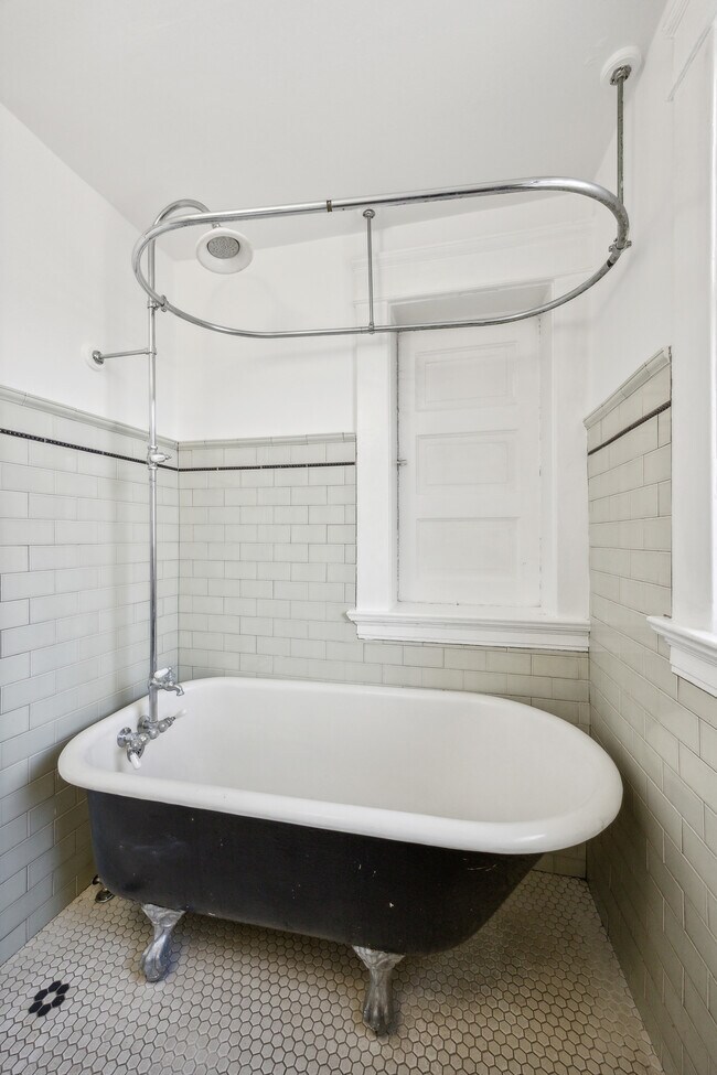 Building Photo - 118 NW King Ave