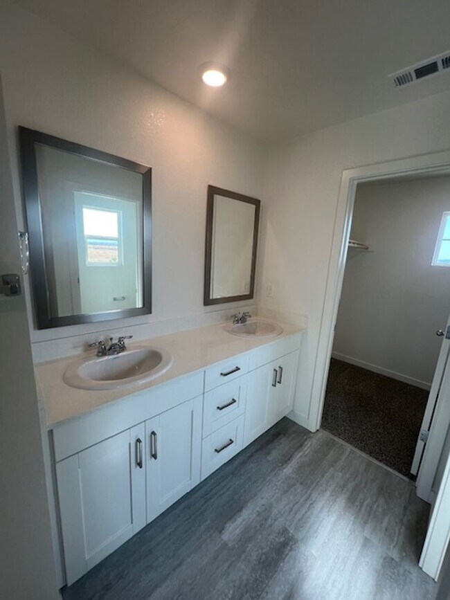 Building Photo - Brand new 4 Bedroom Smart Solar Home in Am...