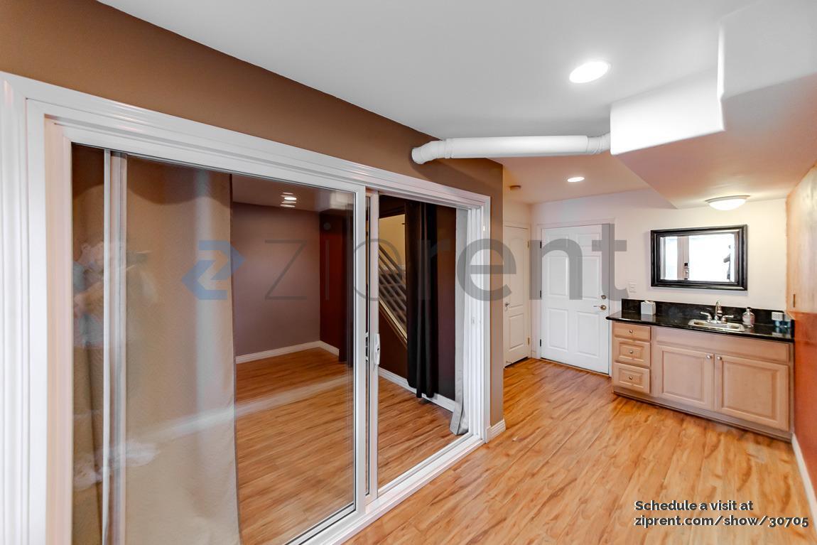 Building Photo - 11622 Oxnard St