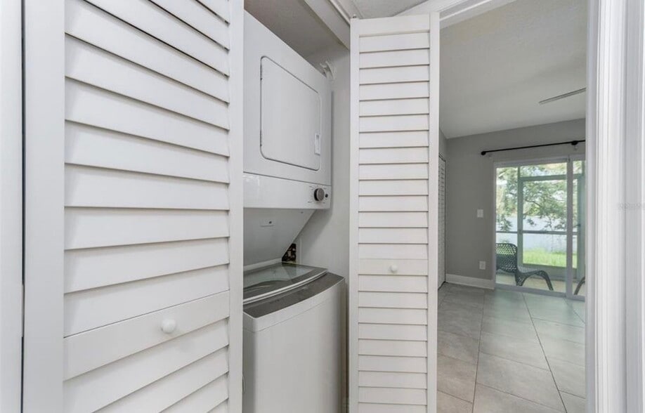 Building Photo - 7246 E Bank Dr