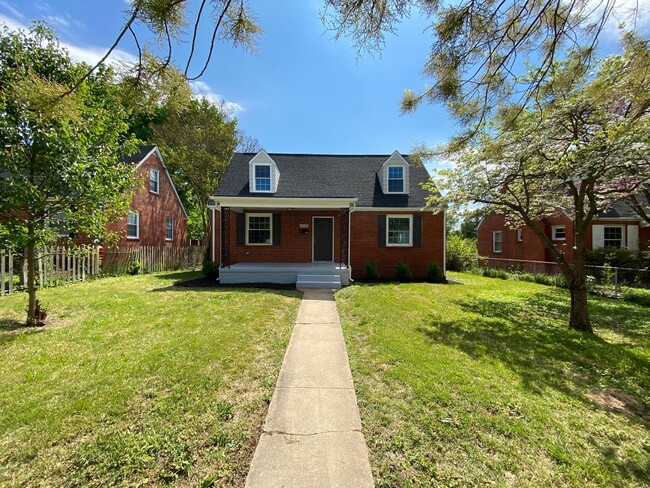 Building Photo - Updated 4 Bedroom Home Convenient to Caryt...
