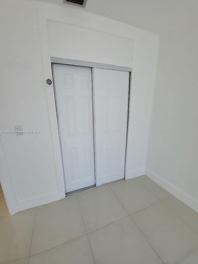 Building Photo - 7707 Hawthorne Ave