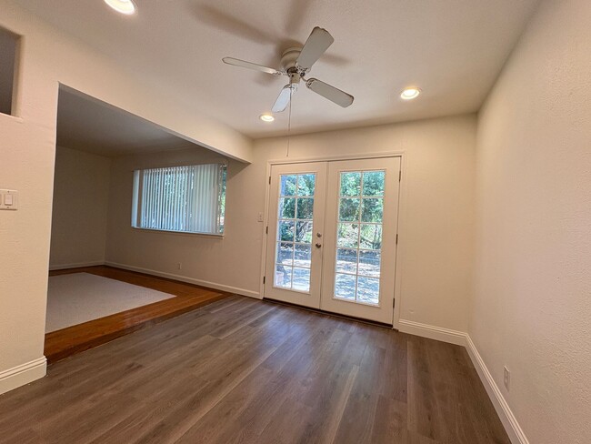 Building Photo - Beautiful 3 Bed, 2 Bath Home in a Desirabl...