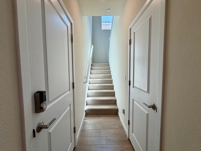 Building Photo - GORGEOUS 4 BED 3 BATH 2 CAR GARAGE SINGLE FAMILY HOME W/ LOFT, VAULTED ENTRYWAY, BACKYARD, AND BE...