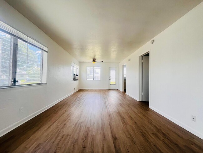 Building Photo - 1241 W River Dr