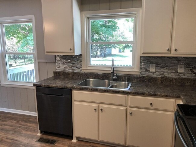 Building Photo - AVAILABLE JULY 15TH.  3 BEDROOM 1 1/2 BATH...