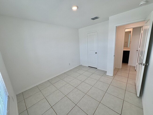 Building Photo - Modern Comfort Meets Prime Location – Single-Story Living at Its Best!